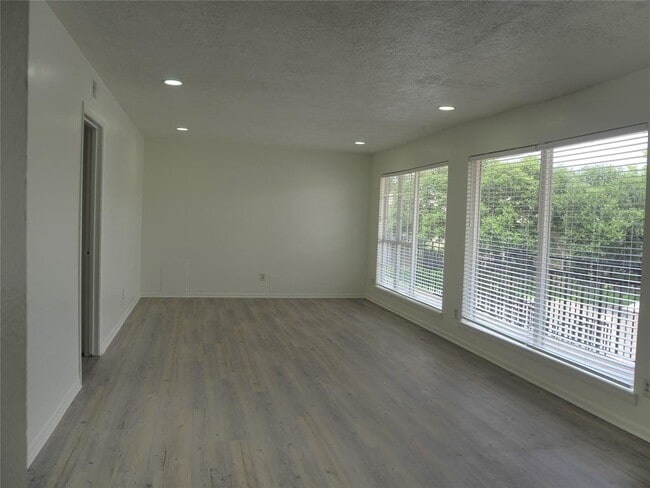 Building Photo - 4910 Saxon Dr