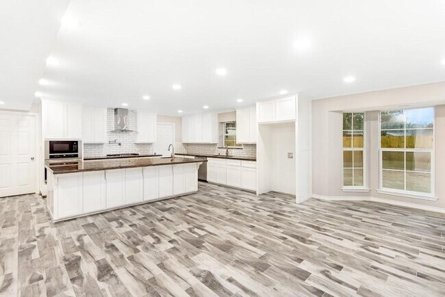 Foto del edificio - 7575 Coburn Dr