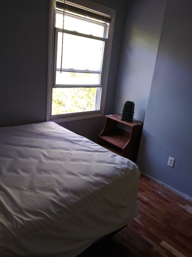 Building Photo - 916 Ackerman Avenue, Unit Room 9