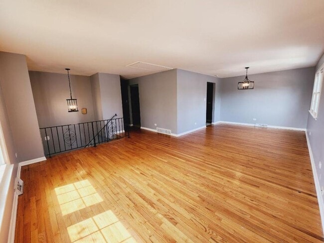 Building Photo - 4 Bedroom House Now Available in Tinley Pa...