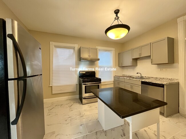 Building Photo - 10 Bucknam St