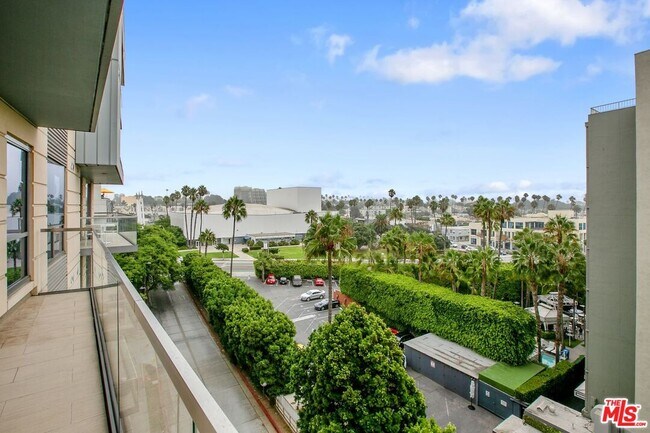 Building Photo - 1705 1705-1725 Ocean Ave