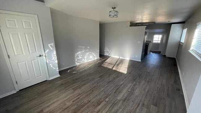 Foto del edificio - 1905 N Fall St