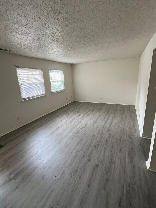 Foto del edificio - Large Townhouse in Virginia Beach with a Fenced Yard!