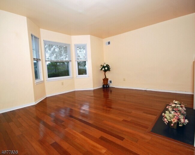 Building Photo - 384 Waterview Rd