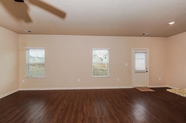 Foto del edificio - 525 Clover Cir