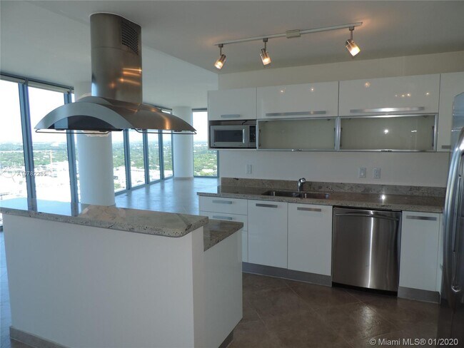 Foto del edificio - 601 NE 36th St