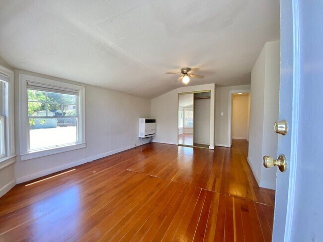 Building Photo - 2137 Oak St