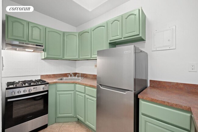 Building Photo - 881 Park Pl
