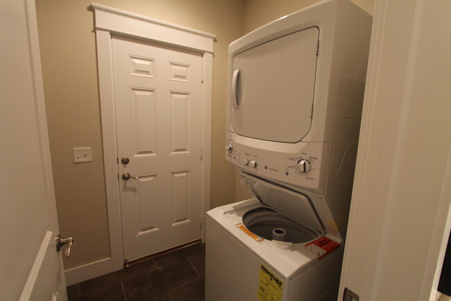 Foto del edificio - Three Bedroom Home - Big, Beautiful & New!...