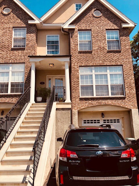 Building Photo - 3 Bedroom 2.5 Bath Townhouse in New Rochelle
