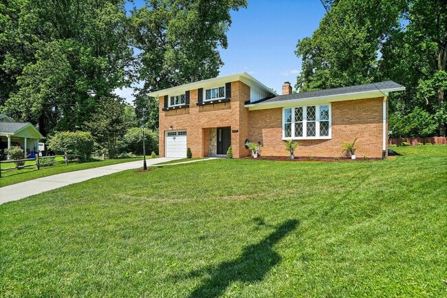 Building Photo - 6607 Lone Oak Dr