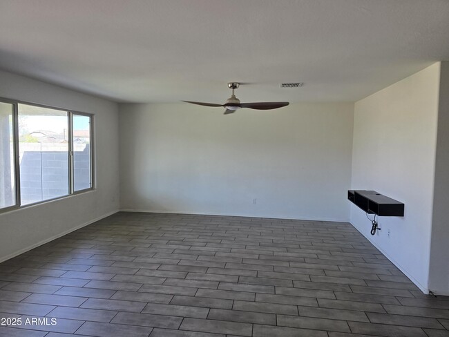 Foto del edificio - 12524 W Myrtle Ave