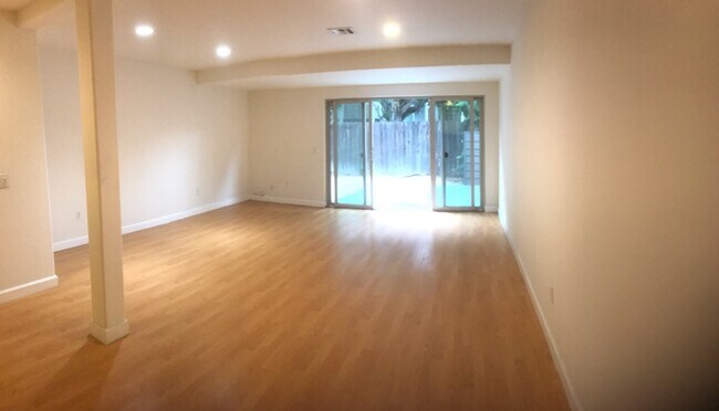 Building Photo - 4401 Kraft Ave