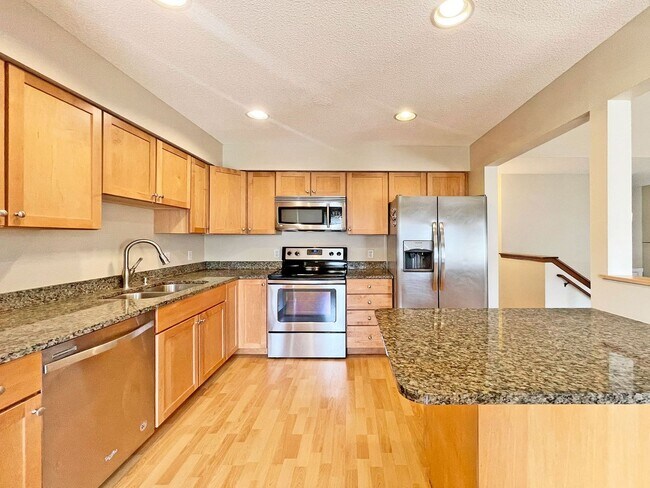 Foto del edificio - Beautifully Redone Modern Townhome with Large Deck, 2-Car Garage, Granite Kitchen, Vaulted Ceilin...