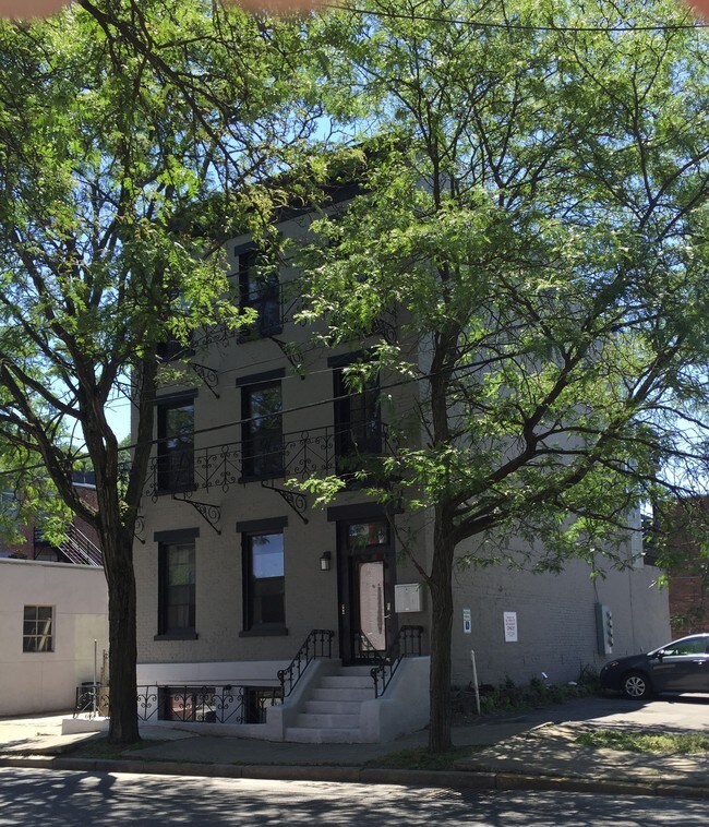 Building Photo - 104 Ferry St