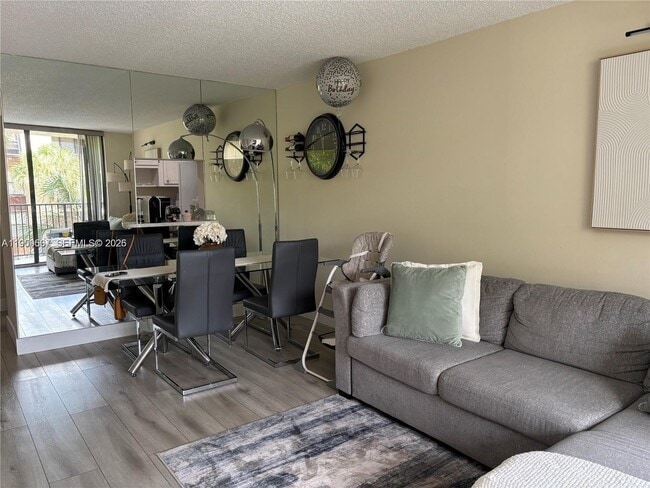 Foto del edificio - 14525 N Kendall Dr