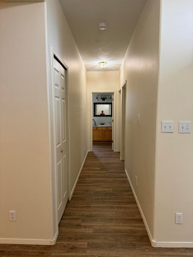 Foto del edificio - 6933 Glen Hills Dr NE