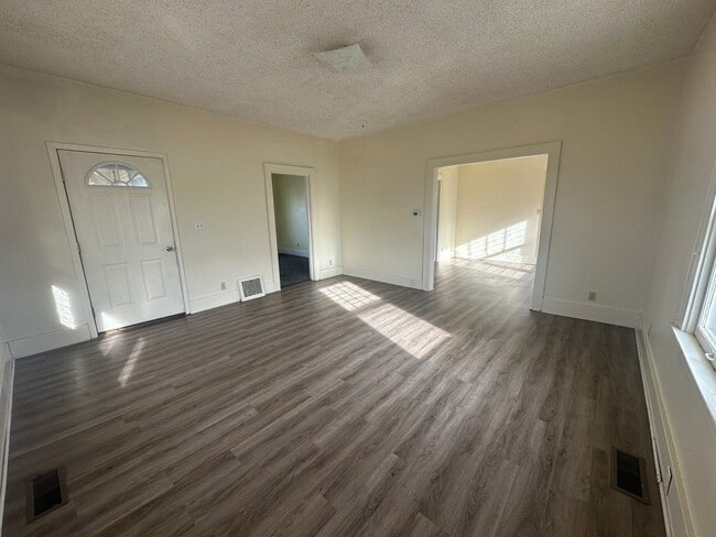 Building Photo - Spacious, pet friendly home!