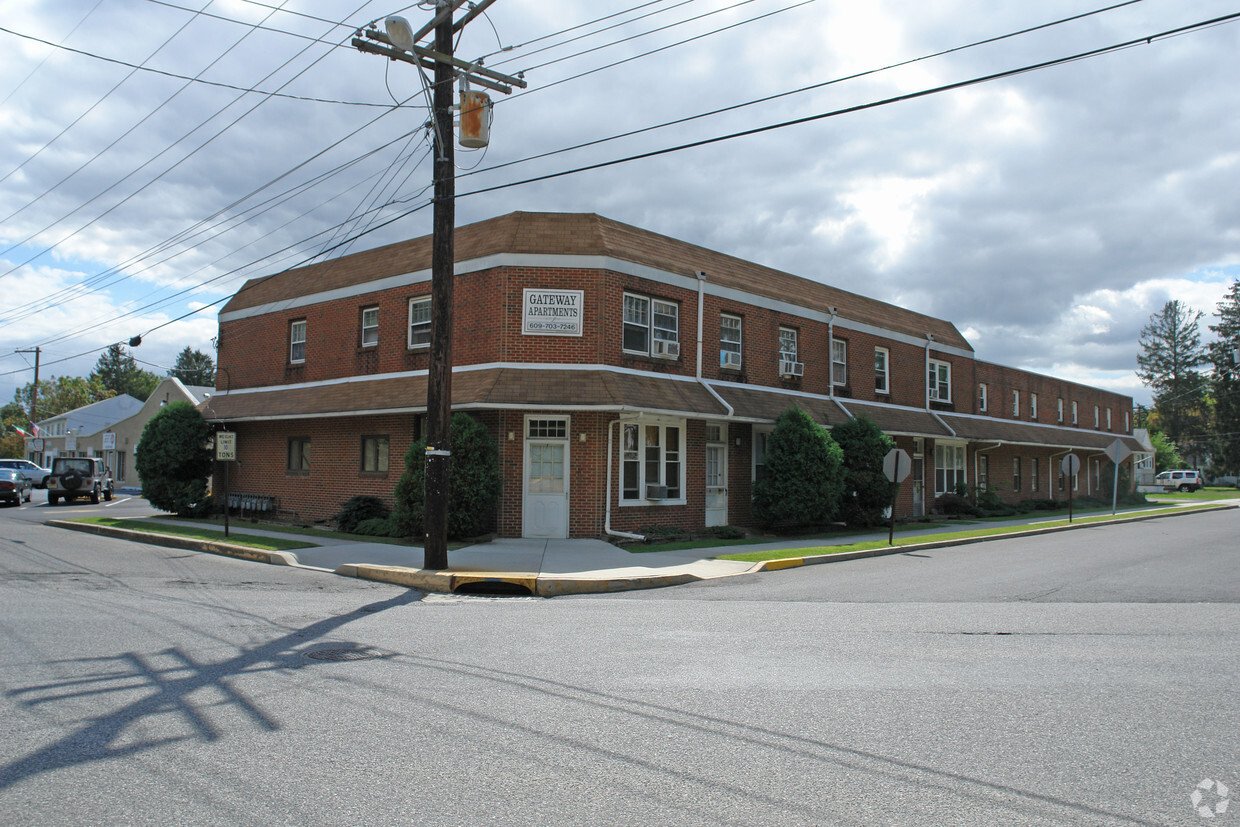 Primary Photo - Gateway Apartments