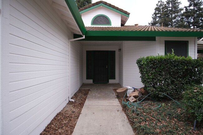 Foto del edificio - Stunning 3-Bedroom 2-bathrooom in the vibrant city of Modesto