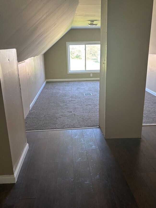 Building Photo - Section 8 Accepted! 3br 2-Story House