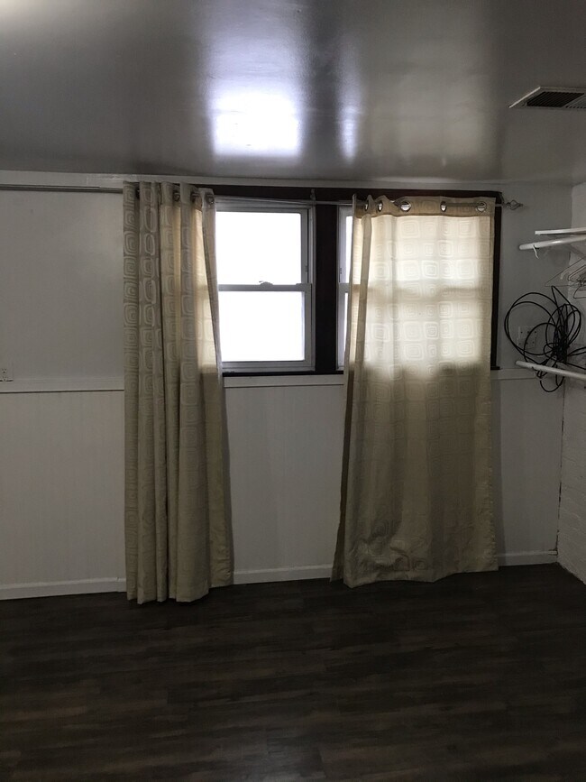 main living area - 2102 Belmont Ave
