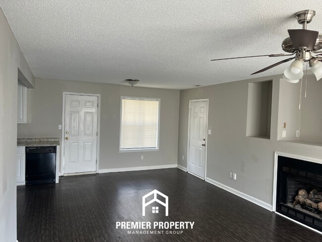Foto del edificio - Charming 3BR/2BA Home in Huntsville | Hardwood Floors, Fireplace & 2-Car Garage