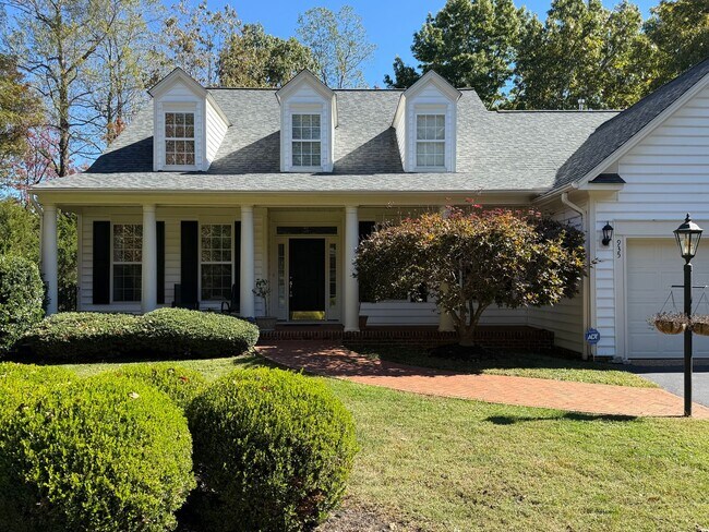 Foto del edificio - 935 Charter Oaks Dr