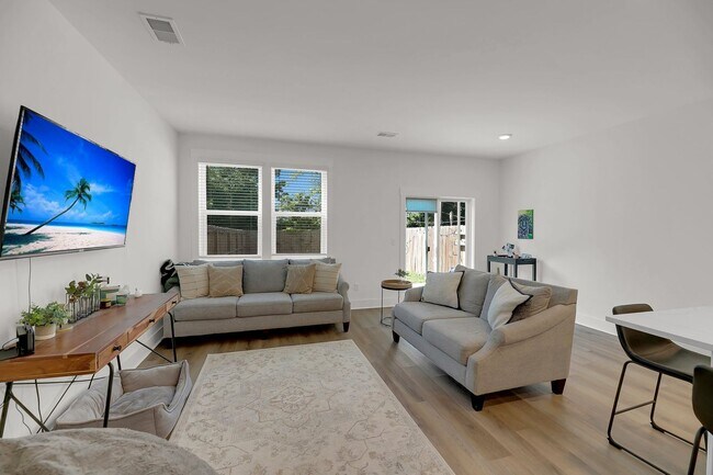 Foto del edificio - Gorgeous West Ashley Town home!