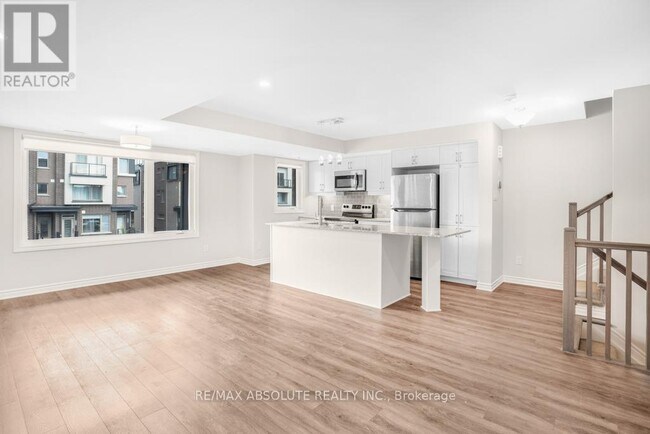 Building Photo - 621 Makwa Private