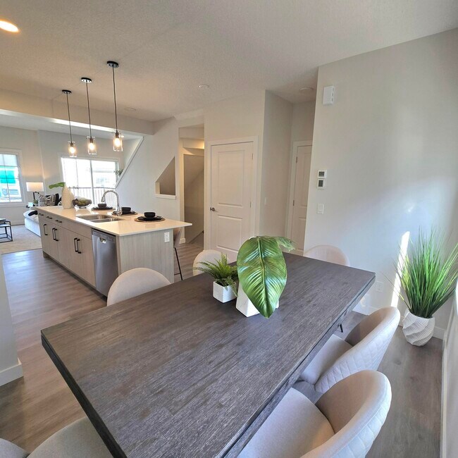 Building Photo - Gorgeous 3 bedroom, 2.5 bathroom townhouse...