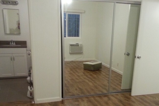 one bedroom - 615 N Flores St