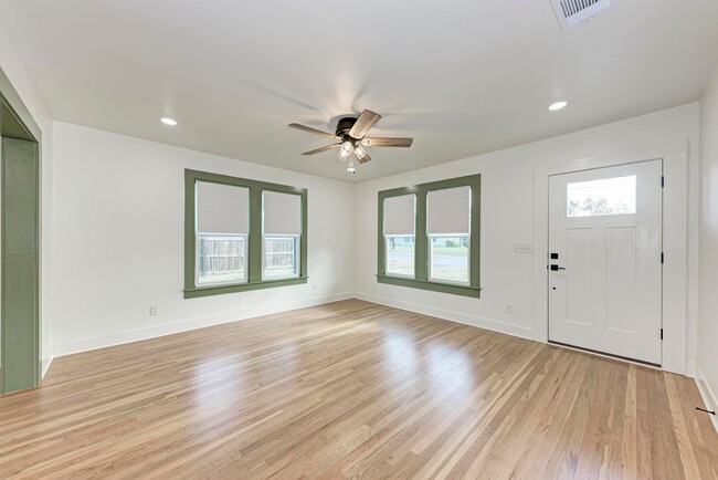 Foto del edificio - Stunning 3/2.5 with Office in West Lampasas