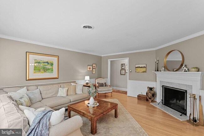 Building Photo - 521 S. Nursery Ave.