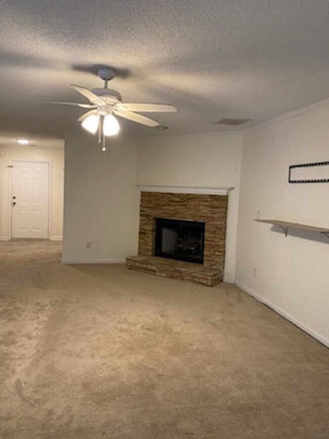 Building Photo - 16 Cindy Ct: Recently Renovated (2022) Ran...