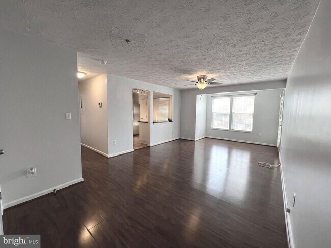 Foto del edificio - Beautiful 2bd 2bth mid level condo featuri...