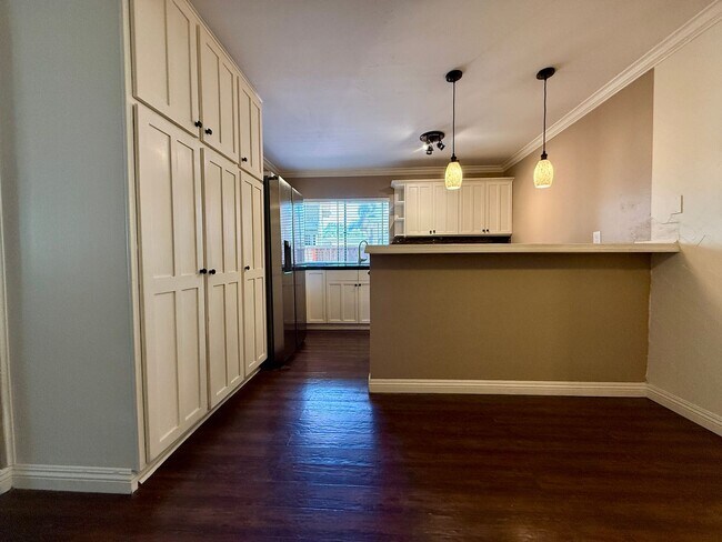 Building Photo - Spacious & Stylish Mission Plymor Townhome! 2 Assigned Parking! AC!