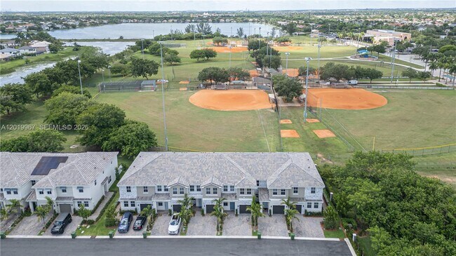 Foto del edificio - 16966 SW 2nd Ct