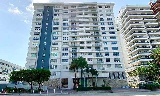 Foto del edificio - 5825 Collins Ave