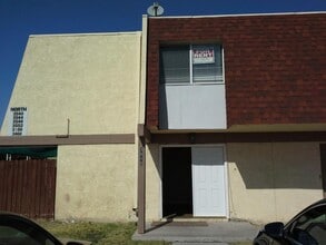 Building Photo - 3540 Villa Knolls N Dr