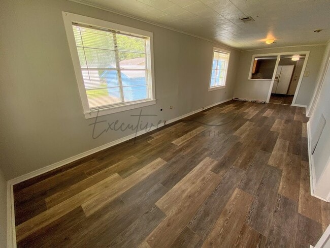 Foto del edificio - Simple & Comfortable 2 Bedroom Home in Iowa, LA with Large Yard & Shed