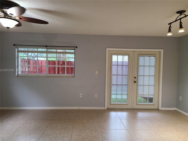 Foto del edificio - 3071 Riverside Dr