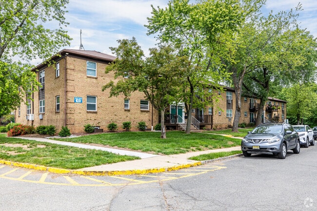 Building Photo - Florida Grove Manor