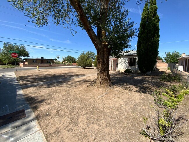 Foto del edificio - 2 Bedroom Single Story Home Available Near...