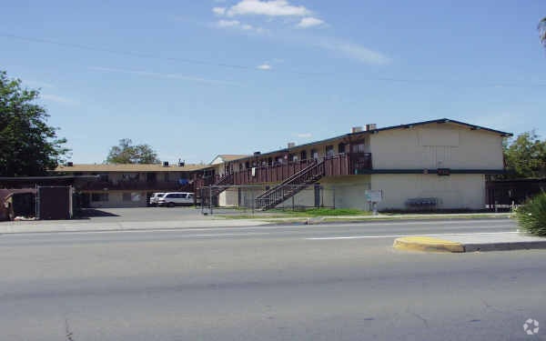 Building Photo - 440 S Chestnut Ave