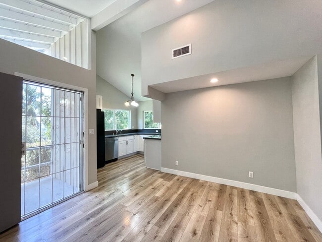Building Photo - 2 Bedroom 1 Bath Room Fully Updated Single...
