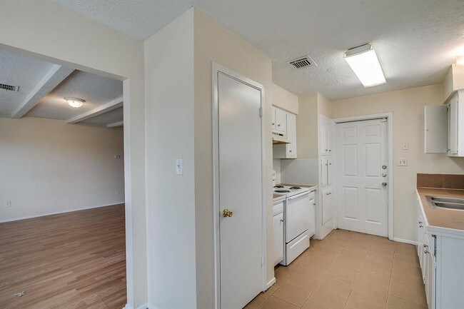 Building Photo - 6630 Indian Lake Dr