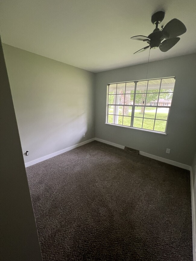 Building Photo - 833 Sweetbriar Ave
