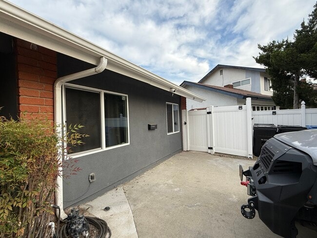 Building Photo - 474 Reims St